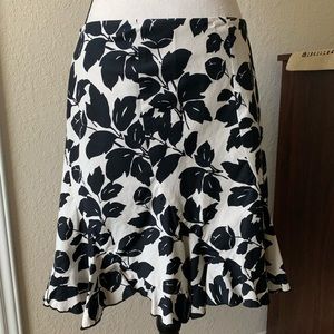White House Black Market Skirt! Size 6
